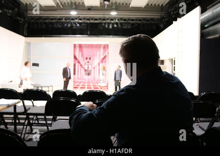 Zwickau, Deutschland. 21. Sep, 2016. Direktor des Theater Plauen-Zwickau, Roland May, Uhren eine der letzten Proben für seine Inszenierung von "Nathan der Weise" in Zwickau, Deutschland, 21. September 2016. Das Spiel Premieren am 24. September 2016 im Malsaal - eines der neun interim Theater während der Renovierung des Theaters. Foto: CLAUDIA DRESCHER/Dpa/Alamy Live News Stockfoto