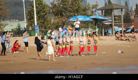 Qingdao, Qingdao, China. 22. Sep, 2016. Qingdao, CHINA-22. September 2016: (nur zur redaktionellen Verwendung. Touristen aus CHINA) an einem Strand in Qingdao, Osten ChinaÂ¡Â¯s Shandong Provinz, am Herbst Tagundnachtgleiche Tag, 22. September 2016. Als der Herbst kommt, ist der Strand nicht mehr in Qingdao überlaufen. Ein Mann verkleidet sich in Zhu Bajie angezogen Aufmerksamkeit von vielen Touristen an einem Strand in Qingdao. © SIPA Asien/ZUMA Draht/Alamy Live-Nachrichten Stockfoto