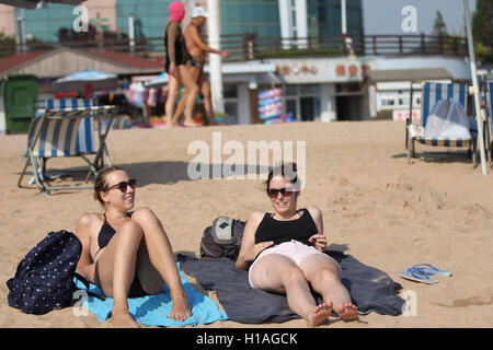 Qingdao, Qingdao, China. 22. Sep, 2016. Qingdao, CHINA-22. September 2016: (nur zur redaktionellen Verwendung. Touristen aus CHINA) an einem Strand in Qingdao, Osten ChinaÂ¡Â¯s Shandong Provinz, am Herbst Tagundnachtgleiche Tag, 22. September 2016. Als der Herbst kommt, ist der Strand nicht mehr in Qingdao überlaufen. Ein Mann verkleidet sich in Zhu Bajie angezogen Aufmerksamkeit von vielen Touristen an einem Strand in Qingdao. © SIPA Asien/ZUMA Draht/Alamy Live-Nachrichten Stockfoto