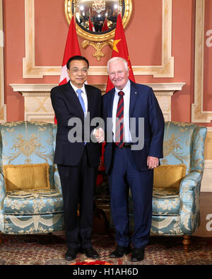 Ottawa, Kanada. 22. Sep, 2016. Chinesischer Premier Li Keqiang (L) trifft sich mit der kanadischen Generalgouverneur David Johnston in Ottawa, Kanada, 22. September 2016. © Pang Xinglei/Xinhua/Alamy Live-Nachrichten Stockfoto