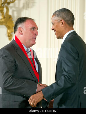 US-Präsident Barack Obama stellt die 2015 National Humanities Medal José Andrés, Koch & Unternehmer von Bethesda, Maryland, während einer Zeremonie im East Room des weißen Hauses in Washington, DC Donnerstag, 22. September 2016. Bildnachweis: Ron Sachs/CNP - kein Draht-Dienst- Stockfoto