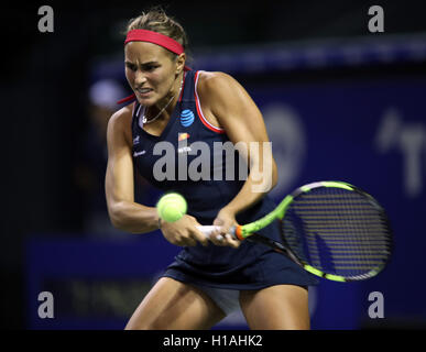 Tokio, Japan. 23. Sep, 2016. Rio De Janeiro Olympiasieger Monica Puig von Puerto Rico kehrt den Ball gegen Agnieszka Radwanska von Polen während des Viertelfinales der Toray Pan Pacific Open Tennis Championships in Tokio am Freitag, 23. September 2016. Radwanska besiegte Puig 6-2, 6-3. © Yoshio Tsunoda/AFLO/Alamy Live-Nachrichten Stockfoto