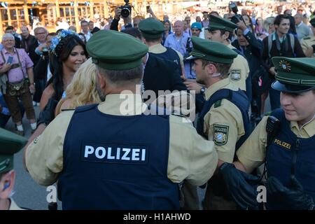 22. September 2016 - wird Fototermin von Micaela Schaefer und Yvonne Woelke von der Polizei am Oktoberfest 2016 in München unterbrochen. /Picture Allianz Stockfoto
