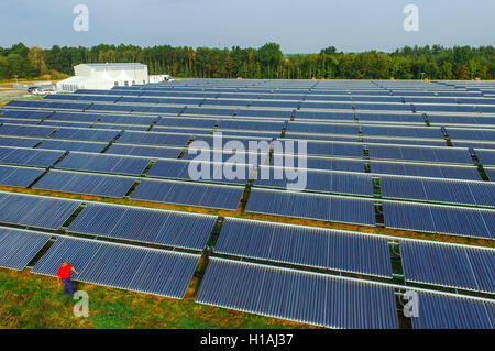 Senftenberg, Deutschland. 23. Sep, 2016. Eine Luftaufnahme der thermischen Solaranlage der Stadtwerke Stadtwerke in Senftenberg, Deutschland, 23. September 2016. Nach der Stadt Senftenberg und der deutschen Solar Industry Association ist die thermische Solaranlage das größte seiner Art. Es wird Energie in das Fernwärmenetz der Warmwasser versorgt transportieren. Foto: Patrick Pleul/Dpa/Alamy Live News Stockfoto