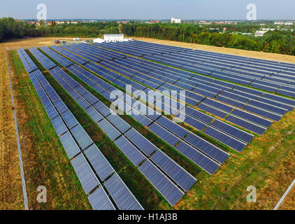 Senftenberg, Deutschland. 23. Sep, 2016. Eine Luftaufnahme der thermischen Solaranlage der Stadtwerke Stadtwerke in Senftenberg, Deutschland, 23. September 2016. Nach der Stadt Senftenberg und der deutschen Solar Industry Association ist die thermische Solaranlage das größte seiner Art. Es wird Energie in das Fernwärmenetz der Warmwasser versorgt transportieren. Foto: Patrick Pleul/Dpa/Alamy Live News Stockfoto