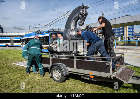 Ostrava, Tschechische Republik. 23. Sep, 2016. Hommage an Bergbau-Skulptur, die kontroverse Reaktionen provoziert, wenn es in der Nähe von Ostrava neues Rathaus Stand ist vor dem Hauptbahnhof in Ostrava, Tschechische Republik, 23. September 2016 installiert. © Adolf Horsinka/CTK Foto/Alamy Live-Nachrichten Stockfoto