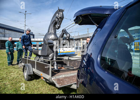 Ostrava, Tschechische Republik. 23. Sep, 2016. Hommage an Bergbau-Skulptur, die kontroverse Reaktionen provoziert, wenn es in der Nähe von Ostrava neues Rathaus Stand ist vor dem Hauptbahnhof in Ostrava, Tschechische Republik, 23. September 2016 installiert. © Adolf Horsinka/CTK Foto/Alamy Live-Nachrichten Stockfoto