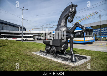 Ostrava, Tschechische Republik. 23. Sep, 2016. Hommage an Bergbau-Skulptur, die kontroverse Reaktionen provoziert, wenn es in der Nähe von Ostrava neues Rathaus Stand ist vor dem Hauptbahnhof in Ostrava, Tschechische Republik, 23. September 2016 installiert. © Adolf Horsinka/CTK Foto/Alamy Live-Nachrichten Stockfoto