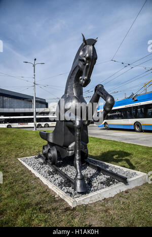 Ostrava, Tschechische Republik. 23. Sep, 2016. Hommage an Bergbau-Skulptur, die kontroverse Reaktionen provoziert, wenn es in der Nähe von Ostrava neues Rathaus Stand ist vor dem Hauptbahnhof in Ostrava, Tschechische Republik, 23. September 2016 installiert. © Adolf Horsinka/CTK Foto/Alamy Live-Nachrichten Stockfoto