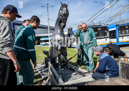 Ostrava, Tschechische Republik. 23. Sep, 2016. Hommage an Bergbau-Skulptur, die kontroverse Reaktionen provoziert, wenn es in der Nähe von Ostrava neues Rathaus Stand ist vor dem Hauptbahnhof in Ostrava, Tschechische Republik, 23. September 2016 installiert. © Adolf Horsinka/CTK Foto/Alamy Live-Nachrichten Stockfoto