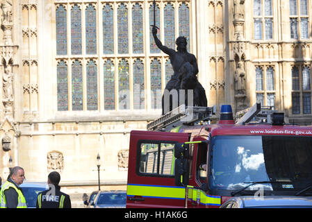 Houses of Parliament, London, UK. 23. September 2016. Fünf Feuerwehrfahrzeuge und Besatzungen außerhalb der Houses of Parliament Stockfoto