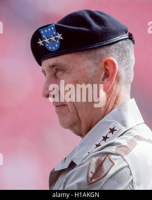 8. Dezember 2001 - Tampa, Florida, USA - Tommy Ray Franks ist eine pensionierte 4-Sterne US-amerikanischer general. Sein letzte Beitrag war als Kommandeur des US Central Command, Aufsicht über US-Militäroperationen in einem 25-Land-Region, im Nahen Osten einschließlich. Franken war den amerikanischen general, der den Angriff auf die Taliban in Afghanistan als Reaktion auf die Anschläge vom 11. September auf das World Trade Center und das Pentagon im Jahr 2001 führte. Er führte auch die Invasion 2003 vom Irak und dem Sturz von Saddam Hussein. Geboren 17. Juni 1945, schied er am 7. Juli 2003. (Kredit-Bild: © Arnold Drapkin über ZUMA Draht) Stockfoto