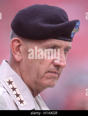 8. Dezember 2001 - Tampa, Florida, USA - Tommy Ray Franks ist eine pensionierte 4-Sterne US-amerikanischer general. Sein letzte Beitrag war als Kommandeur des US Central Command, Aufsicht über US-Militäroperationen in einem 25-Land-Region, im Nahen Osten einschließlich. Franken war den amerikanischen general, der den Angriff auf die Taliban in Afghanistan als Reaktion auf die Anschläge vom 11. September auf das World Trade Center und das Pentagon im Jahr 2001 führte. Er führte auch die Invasion 2003 vom Irak und dem Sturz von Saddam Hussein. Geboren 17. Juni 1945, schied er am 7. Juli 2003. (Kredit-Bild: © Arnold Drapkin über ZUMA Draht) Stockfoto