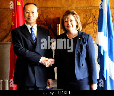 Edinburgh, Großbritannien. 23. Sep, 2016. Du Qinglin (L), stellvertretender Vorsitzender des Nationalkomitees der politischen Konsultativkonferenz des chinesischen Volkes, Chinas oberste politische Beratungsgremium, schüttelt Hände mit schottischen Schrank-Sekretärin für Kultur, Tourismus und externe Angelegenheiten Fiona Hyslop, in Edinburgh, Großbritannien, 23. September 2016. Du ist bei einem Besuch in Großbritannien vom 20 September bis 23. Bildnachweis: Guo Chunju/Xinhua/Alamy Live-Nachrichten Stockfoto