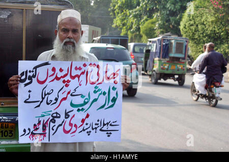 Bewohner von Lahore hält ein Plakat, beschreibt seine hasserfüllten Absichten für Indian PM Modi außerhalb Lahore Presseclub auf Freitag, 23. September 2016. © Asianet-Pakistan/Alamy Live-Nachrichten Stockfoto