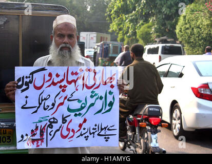 Bewohner von Lahore hält ein Plakat, beschreibt seine hasserfüllten Absichten für Indian PM Modi außerhalb Lahore Presseclub auf Freitag, 23. September 2016. © Asianet-Pakistan/Alamy Live-Nachrichten Stockfoto