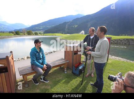 Skifahrer Felix Neureuther in einem Interview auf der Medientag des Deutschen Skiverbandes auf einem Golfplatz in Uderns, Österreich, 23. September 2016. Foto: KARL-JOSEF HILDENBRAND/dpa Stockfoto