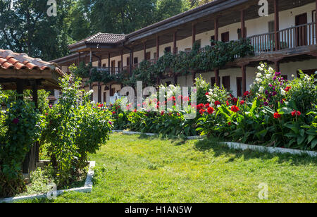 Ustream Kloster 22. September 2016: Blauer Himmel weiße Wolken über die Heilige Dreifaltigkeit Kloster Freiheitskämpfer Schlachten einmal in ihren Garten jetzt farbenfrohe blühen Blumen. Bildnachweis: Clifford Norton/Alamy Live-Nachrichten Stockfoto