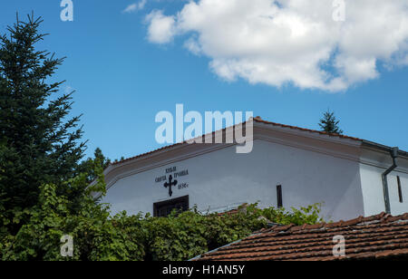 Ustream Kloster 22. September 2016: Blauer Himmel weiße Wolken über die Heilige Dreifaltigkeit Kloster Freiheitskämpfer Schlachten einmal in ihren Garten jetzt farbenfrohe blühen Blumen. Bildnachweis: Clifford Norton/Alamy Live-Nachrichten Stockfoto