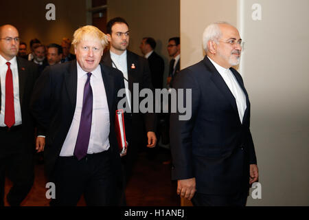 (160923)--ungebundene Nationen, 23. September 2016 (Xinhua)--britische Außenminister Boris Johnson(L, front) und iranischen Außenminister Mohammad Javad Zarif(R, front) kommen für die nuklearen Iran bei den Vereinten Nationen Hauptquartier in New York, 22. September 2016 spricht. Fand ein Treffen der Außenminister des Iran und den P5-1, die fünf ständigen Mitglieder des UN-Sicherheitsrates--Großbritannien, China, Frankreich, Russland und den Vereinigten Staaten-- sowie Deutschland am Donnerstag im UN-Hauptquartier in New York am Rande der laufenden jährlichen hochrangige Debatte der Generalversammlung der Vereinten Nationen. (Xinhua/Li Muzi) Stockfoto