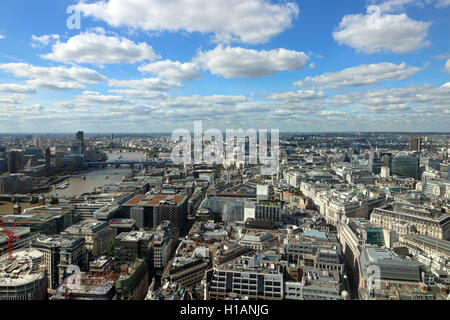 Die Sky Garden, 20 Fenchurch Street, London, UK. 23. September 2016. Es war ein warmer und sonniger Tag in London die ideale Sichtverhältnisse für die Besucher der Sky Garden in das Walkie-Talkie-Gebäude. Bildnachweis: Julia Gavin UK/Alamy Live-Nachrichten Stockfoto