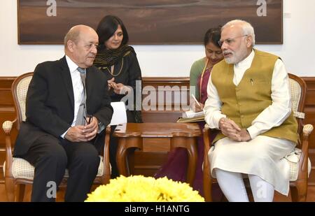 Der indische Premierminister Narendra Modi trifft sich mit französischen Verteidigung Minister Jean-Yves Le Drian 23. September 2016 in New Dehli, Indien. Der Minister wird voraussichtlich einen deal mit indischen abonnieren 36 Dassault Aviation Rafale-Kampfjets in einem Deal weit berichtet, um Wert von Û7.87 Milliarden ($ 8,8 Milliarden) zu liefern. Stockfoto