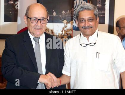 Indische Verteidigungsminister Manohar Parrikar schüttelt Hände mit French Defence Minister Jean-Yves Le Drian nach Unterzeichnung einer Vereinbarung, französische Rafale-Kampfjets 23. September 2016 in New Dehli, Indien gemacht zu kaufen. Der Deal wird 36 Dassault Aviation Rafale-Kampfjets berichtet auf einen Wert von Û7.87 Milliarden ($ 8,8 Milliarden) liefern. Stockfoto