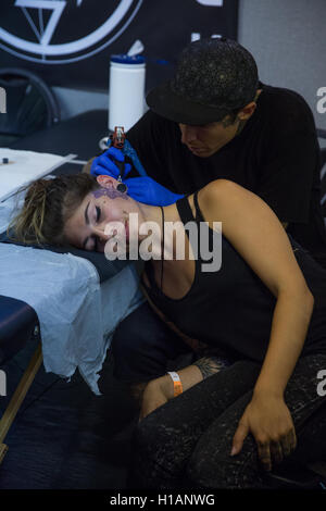 London, UK. 23. Sep, 2016. Ein Tattoo-Künstler arbeitet auf der 12. internationalen London Tattoo Convention. © Mark Kerrison/Alamy Leben Stockfoto