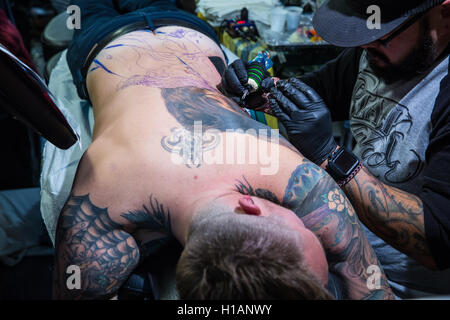 London, UK. 23. Sep, 2016. Ein Tattoo-Künstler bei der Arbeit auf der 12. internationalen London Tattoo Convention in Tobacco Dock. Bildnachweis: Mark Kerrison/Alamy Live-Nachrichten Stockfoto