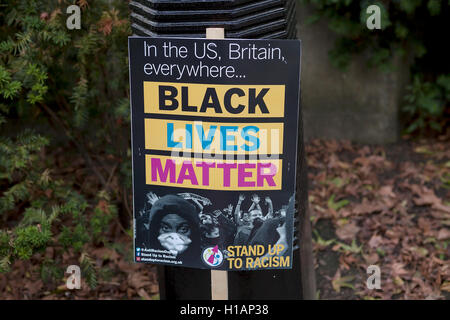 London, Vereinigtes Königreich - 23. September 2016: schwarze Leben Angelegenheit in Großbritannien. Eine kleine Rallye in London vor der amerikanischen Botschaft, die Bewegung schwarz lebt Angelegenheit zu unterstützen. Stockfoto