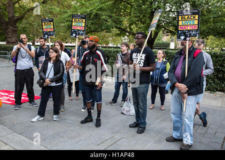 London, UK. 23. Sep, 2016. Aktivisten aus stehen bis zu Rassismus und Black lebt Sache solidarisch mit Charlotte, USA. Keith Scott, erschossen von der Polizei von North Carolina in Charlotte am 20. September wurde der 214th schwarze Person, die dieses Jahr von uns Polizei getötet. Bildnachweis: Mark Kerrison/Alamy Live-Nachrichten Stockfoto