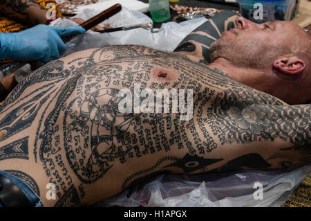 London, UK. 23. Sep, 2016. Tausende von eingefärbten Körper Enthusiasten treffen auf der 12. internationalen London Tattoo Convention Kredit: Noemi Gago/Alamy Live News Stockfoto