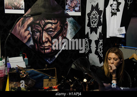 London, UK. 23. Sep, 2016. Tausende von eingefärbten Körper Enthusiasten treffen auf der 12. internationalen London Tattoo Convention Kredit: Noemi Gago/Alamy Live News Stockfoto