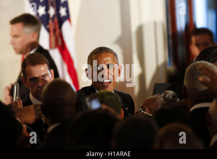 Washington, District Of Columbia, USA. 23. Sep, 2016. US-Präsident Barack Obama schüttelt die Hand nach der Abgabe von Bemerkungen an der Rezeption zu Ehren der Eröffnung des Smithsonian National Museum of African American History und Kultur, im Grand Foyer des weißen Hauses 22. September 2016, Washington, DC. Bildnachweis: Aude Guerrucci/Pool über CNP Credit: Aude Guerrucci/CNP/ZUMA Draht/Alamy Live-Nachrichten Stockfoto