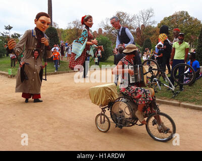 Barcelona, Spanien. 23. Sep, 2016. Besucher interagieren mit "Riesen" in einem Park in Barcelona, Spanien, 23. September 2016. "Riesen" Parade ist ein wichtiger Bestandteil der Saint-Merce-Festival-Feier zu Ehren der Schutzheiligen der Stadt La Merce. Bildnachweis: Zhou Zhe/Xinhua/Alamy Live-Nachrichten Stockfoto