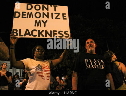 Charlotte, USA. 23. Sep, 2016. Demonstranten protestieren gegen den tödlichen Schüssen eines schwarzen Mannes in Charlotte, North Carolina, USA, 23. September 2016. Bildnachweis: Lu Jiafei/Xinhua/Alamy Live-Nachrichten Stockfoto