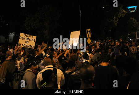 Charlotte, USA. 23. Sep, 2016. Demonstranten protestieren gegen den tödlichen Schüssen eines schwarzen Mannes in Charlotte, North Carolina, USA, 23. September 2016. Bildnachweis: Lu Jiafei/Xinhua/Alamy Live-Nachrichten Stockfoto