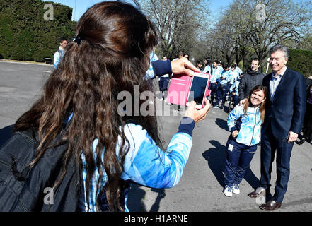 Buenos Aires, Argentinien. 23. Sep, 2016. Argentiniens Präsident Mauricio Macri (1. R) stellt mit einem Athleten während der Eröffnungszeremonie für die 2016 Paralympics Delegation von Argentinien in Buenos Aires, Argentinien am 23. September 2016. Bildnachweis: Argentinische Präsidentschaft/TELAM/Xinhua/Alamy Live-Nachrichten Stockfoto