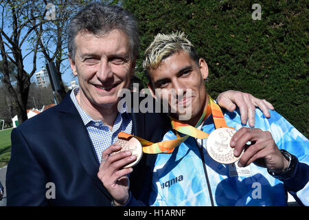 Buenos Aires, Argentinien. 23. Sep, 2016. Argentiniens Präsident Mauricio Macri (L) stellt mit einem Athleten während einer Willkommenszeremonie für die 2016 Paralympics Delegation von Argentinien in Buenos Aires, Argentinien am 23. September 2016. Bildnachweis: Argentinische Präsidentschaft/TELAM/Xinhua/Alamy Live-Nachrichten Stockfoto