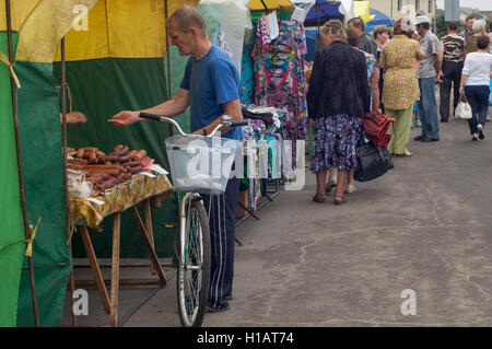 Dorf Bondari, Tambow, Russland. 23. Sep, 2016. Messe in dem Dorf Bondari (Tambow, Russland). Ein Mann kauft waren auf dem Markt © Aleksei Sukhorukov/ZUMA Draht/Alamy Live News Stockfoto