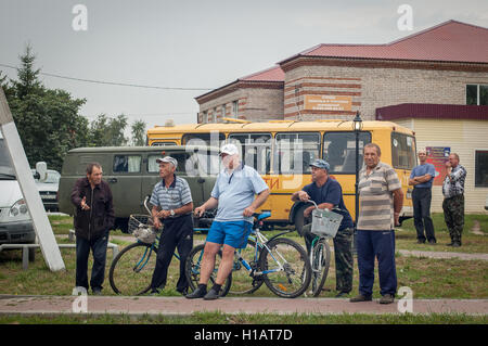 Dorf Bondari, Tambow, Russland. 23. Sep, 2016. Männer mit Fahrrädern stehen auf der Straße in das Dorf Bondari © Aleksei Sukhorukov/ZUMA Draht/Alamy Live News Stockfoto