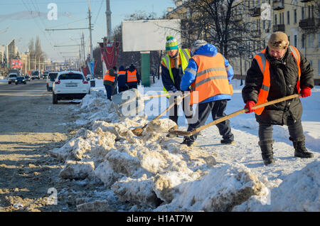 Tambow, Tambow, Russland. 23. Sep, 2016. Kommunale Dienstleistungen sind Schnee entfernen aus dem Bürgersteig und der Straße. Russischer Winter © Aleksei Sukhorukov/ZUMA Draht/Alamy Live News Stockfoto