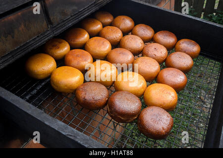 Lasarewskoje, Lazarevskiy Bezirk, Krasnodar, Russland. 23. Sep, 2016. Adygeische Käse gekocht in hausgemachter Käse © Aleksei Sukhorukov/ZUMA Draht/Alamy Live News Stockfoto