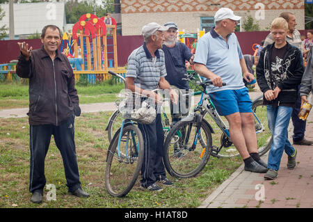 Dorf Bondari, Tambow, Russland. 23. Sep, 2016. Männer mit Fahrrädern stehen auf der Straße in das Dorf Bondari © Aleksei Sukhorukov/ZUMA Draht/Alamy Live News Stockfoto