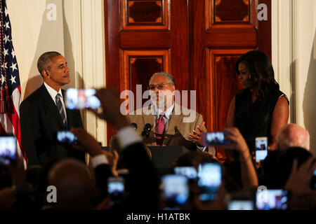 Washington, uns. 22. Sep, 2016. US-Präsident Barack Obama hört Lonnie Bunch, der Direktor des Smithsonian National Museum of African American History und Kultur liefern Hinweise auf den Empfang zu Ehren der Eröffnung des Museums im Grand Foyer des weißen Hauses 22. September 2016, Washington, DC. Bildnachweis: Aude Guerrucci/Pool über CNP - NO WIRE SERVICE - Credit: Dpa/Alamy Live-Nachrichten Stockfoto