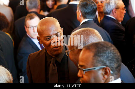 Washington, uns. 23. Sep, 2016. Schauspieler Samuel Jackson spricht mit Gästen im Rahmen eines Empfangs zu Ehren der Eröffnung des Smithsonian National Museum of African American History und Kultur hört, im Grand Foyer des weißen Hauses 23. September 2016, Washington, DC. Bildnachweis: Aude Guerrucci/Pool über CNP - NO WIRE SERVICE - Credit: Dpa/Alamy Live-Nachrichten Stockfoto