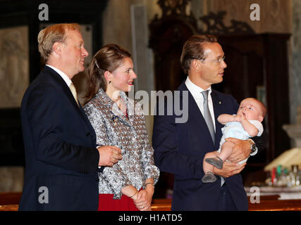 Piacenza, Italien. 23. Sep, 2016. Piacenza, 23.09.2016 Prinz Carlos de Bourbon de Parme, Prinzessin Annemarie und Carlos Enrique Leonard und Prinz Jaime Service in de Chiesa Di San Sisto Prince Carlos de Bourbon Parme, Prinzessin Annemarie und andere Mitglieder der Familie besuchen Piacenza und Parma für Sitzungen der alten Ehrungen von der ehemaligen Herzogtümer des nördlichen Italien RPE/Albert Nieboer/NETHERLANDSOUT/Point de Vue Out - NO WIRE SERVICE - Kredit : Dpa/Alamy Live-Nachrichten Stockfoto