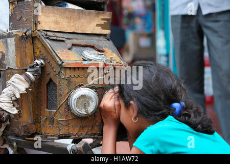 Ein Mädchen aufzupassen Film im bioscope, Pune, Maharashtra Stockfoto