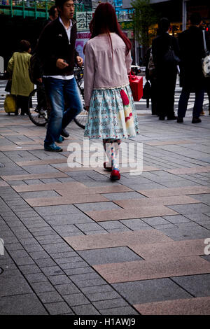 Ein Mädchen in Harajuku-Stil-Mode auf der Straße in Tokio, Japan Stockfoto