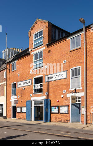 Hafen Sie Master Büro für Custom House Quay mit stillgelegten Bahngleisen. Melcome Regis, Weymouth, Dorset, England, UK, Großbritannien Stockfoto